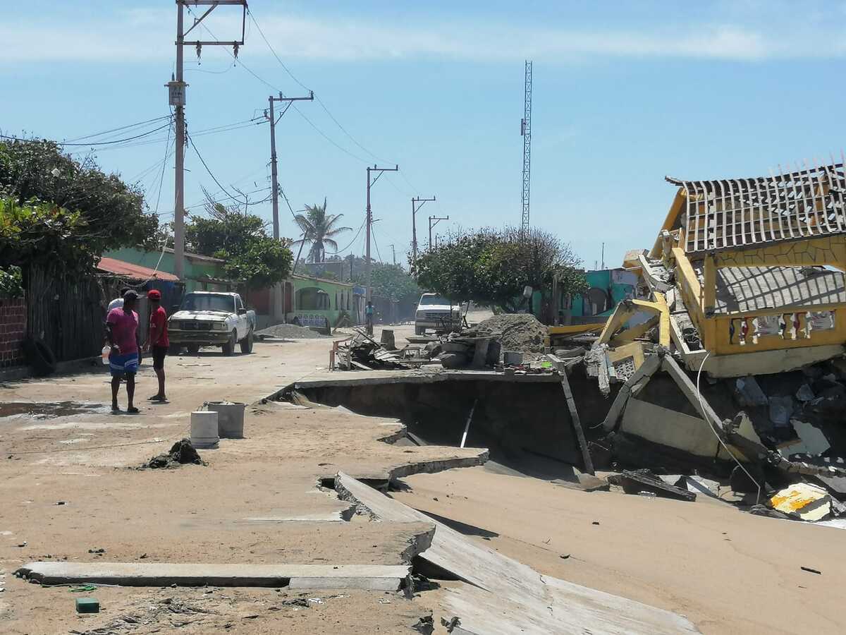 Mar de fondo deja graves  afectaciones en el municipio de  Cruz Grande