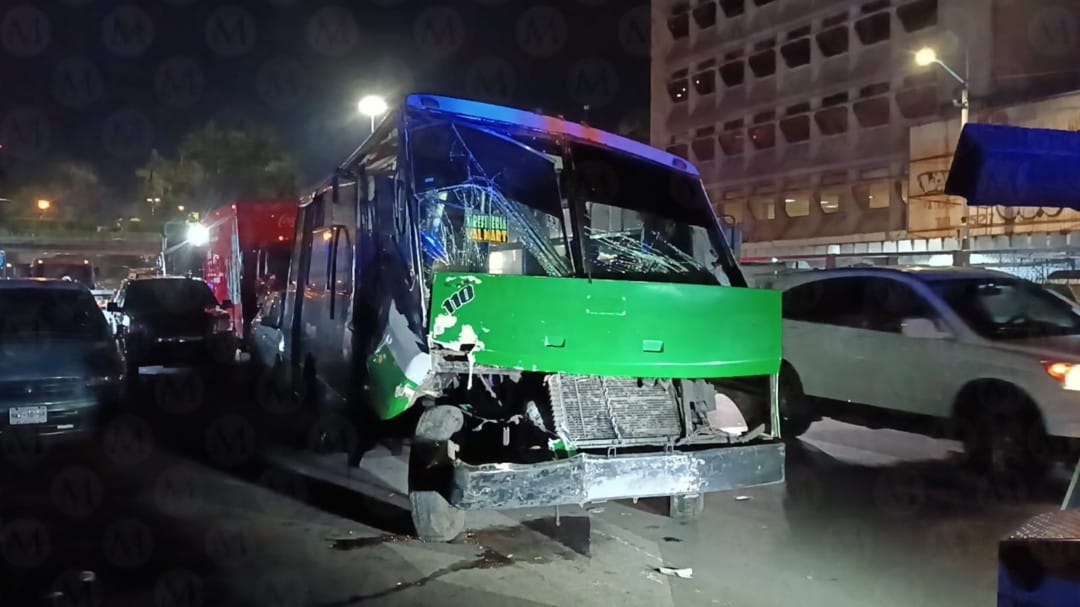 Microbús choca contra camión en Miguel Hidalgo