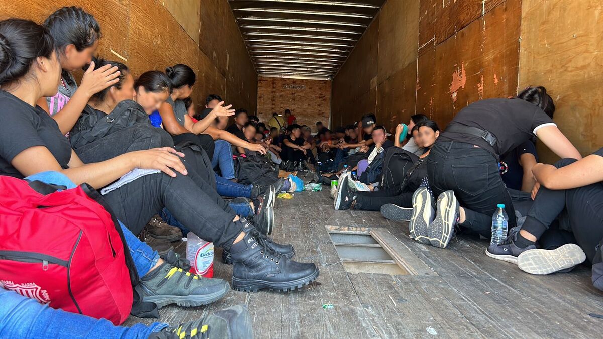Los migrantes viajaban en la parte trasera de un tráiler sin ventilación ni alimentos. Foto: Especial