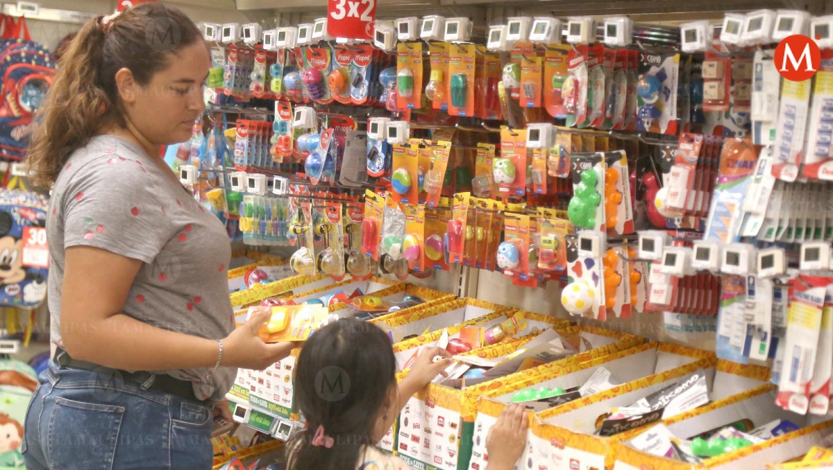 Padres de familia recurrir a créditos para obtener útiles escolares. (Yazmín Sánchez)