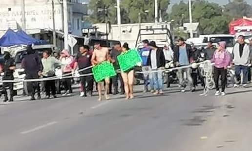 La pareja fue fespojada de su ropa  y fue obligada a caminar por las calles de la comunidad (Cortesía)