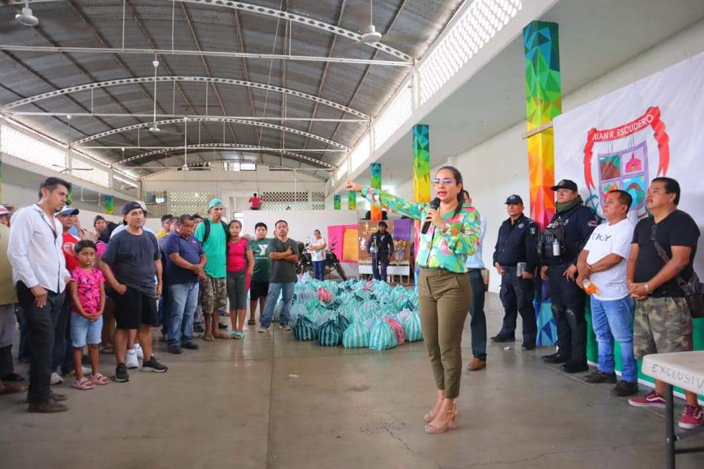 presidenta municipal de Juan R. Escudero entrega despensas a transportistas luego de días sin trabajo