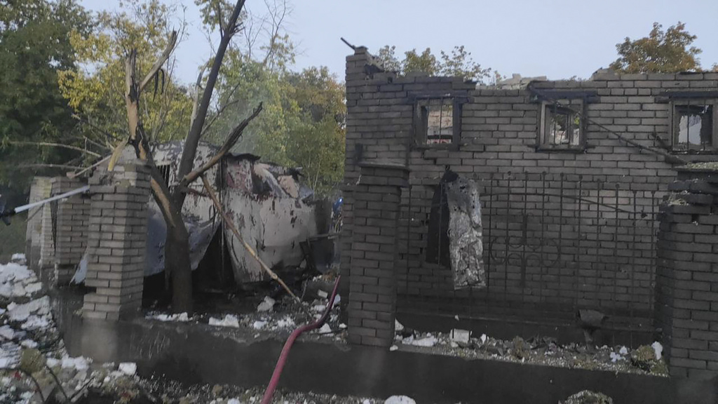 Rescatistas trabajan en un edificio dañado por ataques de misiles en Zaporiyia | AP
