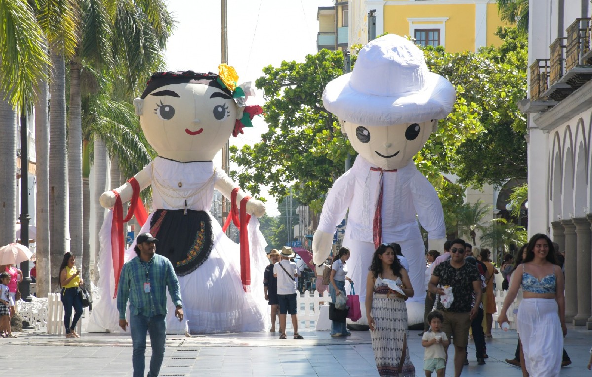 Toñita y y Agustín, los jarochos gigantes del Puerto de Veracruz (Especial)