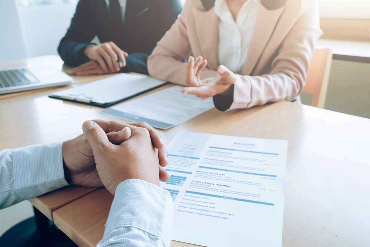 Las vacantes se pueden consultar en la pagina web de las Ferias del Empleo (Imagen: Freepik).