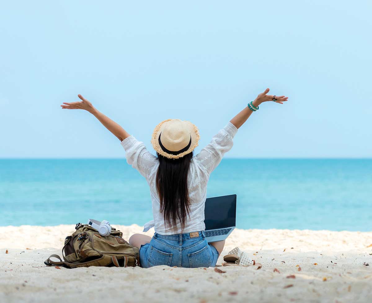 El workation práctica de trabajar a distancia desde lugares para vacacionar.  Foto: Shutterstock.