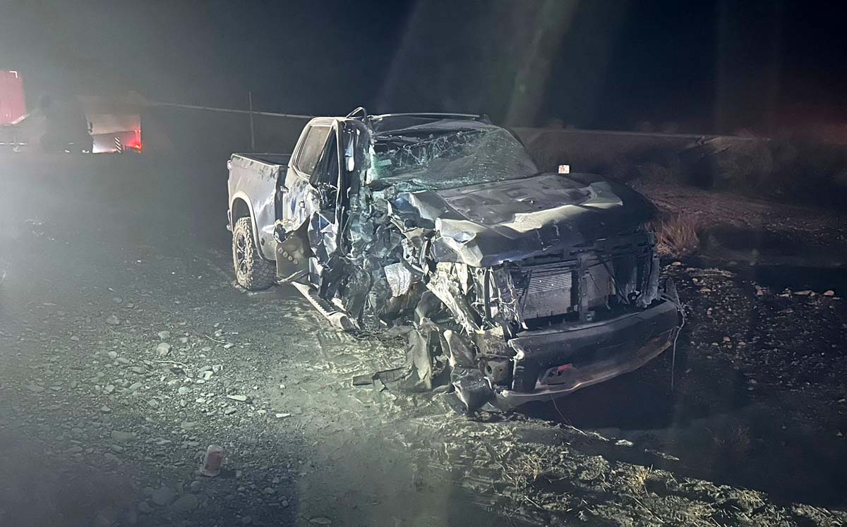 Chocaron contra otra camioneta parada en la carretera. (Especial)