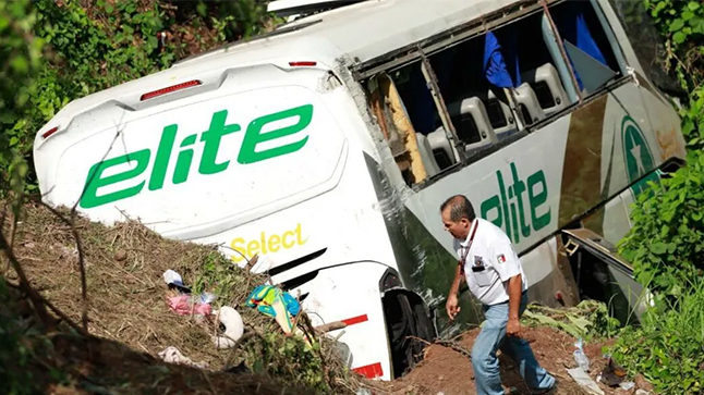 Conductor de autobús vinculado a proceso por caída en barranco en Nayarit