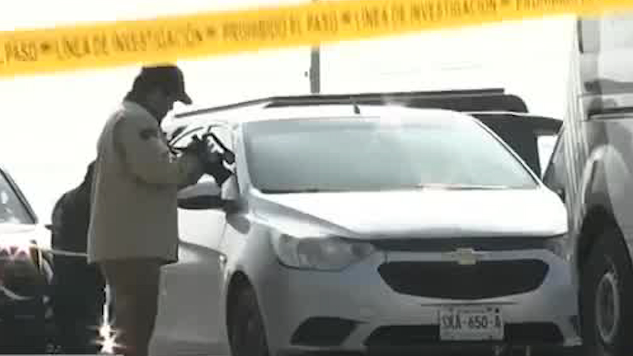 Encuentran cuerpo dentro de un vehículo en el Libramiento Noreste en García, Nuevo León