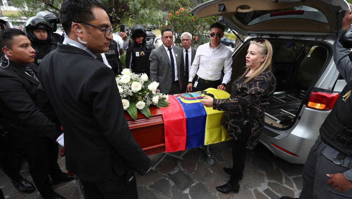 Féretro con cuerpo de Fernando Villavicencio llega a cementerio en Quito | Agencia EFE