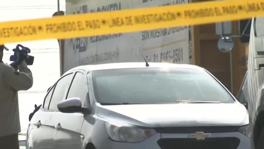 Hallan cuerpo de una persona dentro de una cajuela de un vehiculo abandonado en Nuevo León