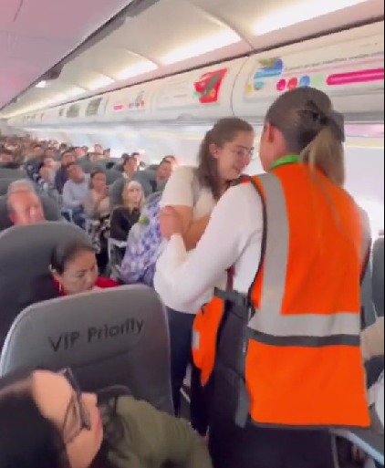 Aerolínea baja a mujer de vuelo por su perro de compañia