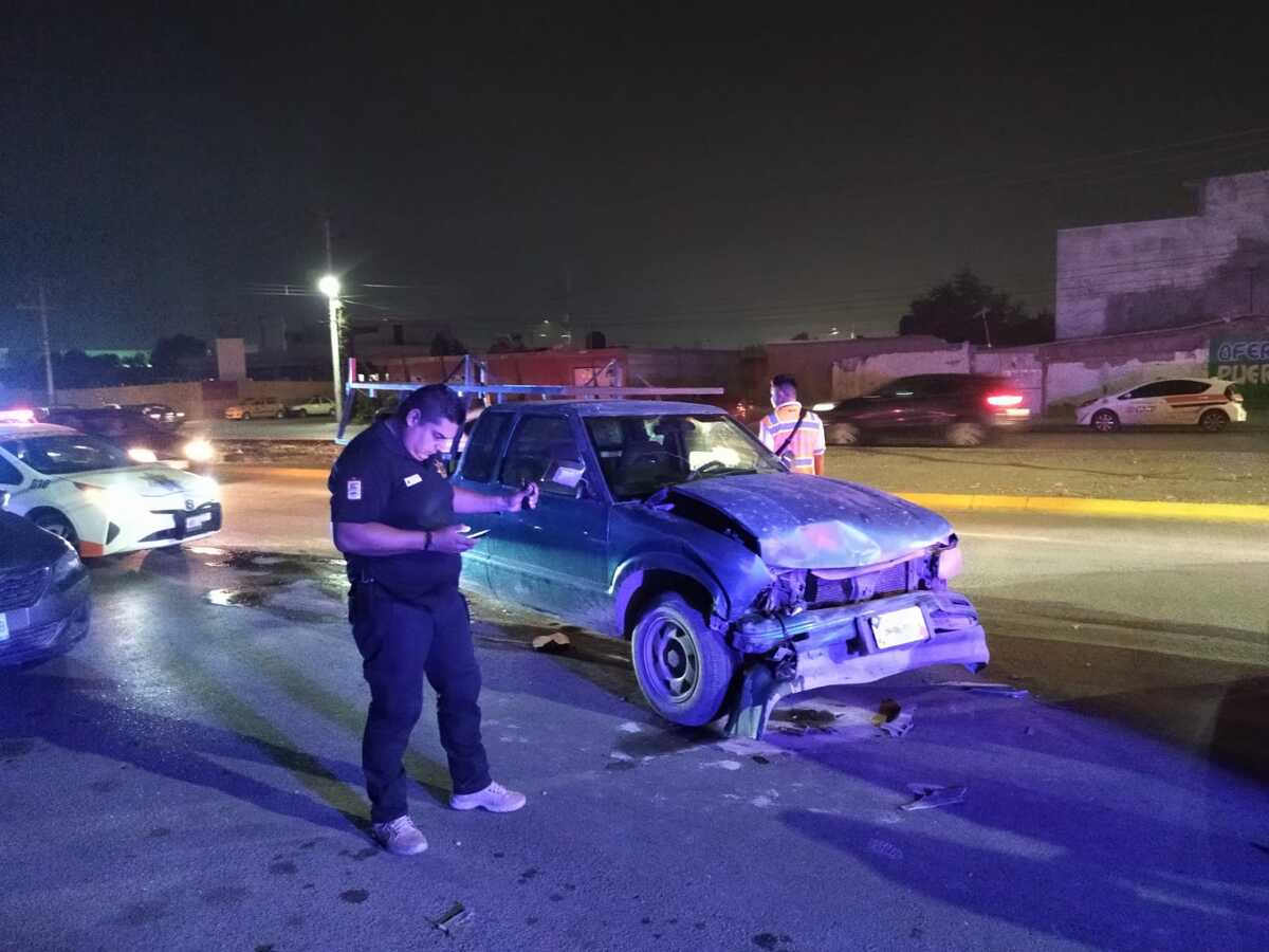 El lesionado manejaba una camioneta Mazda Pick Up verde y no alcanzó a frenar a tiempo, por lo que chocó por alcance a una camioneta tipo familiar.