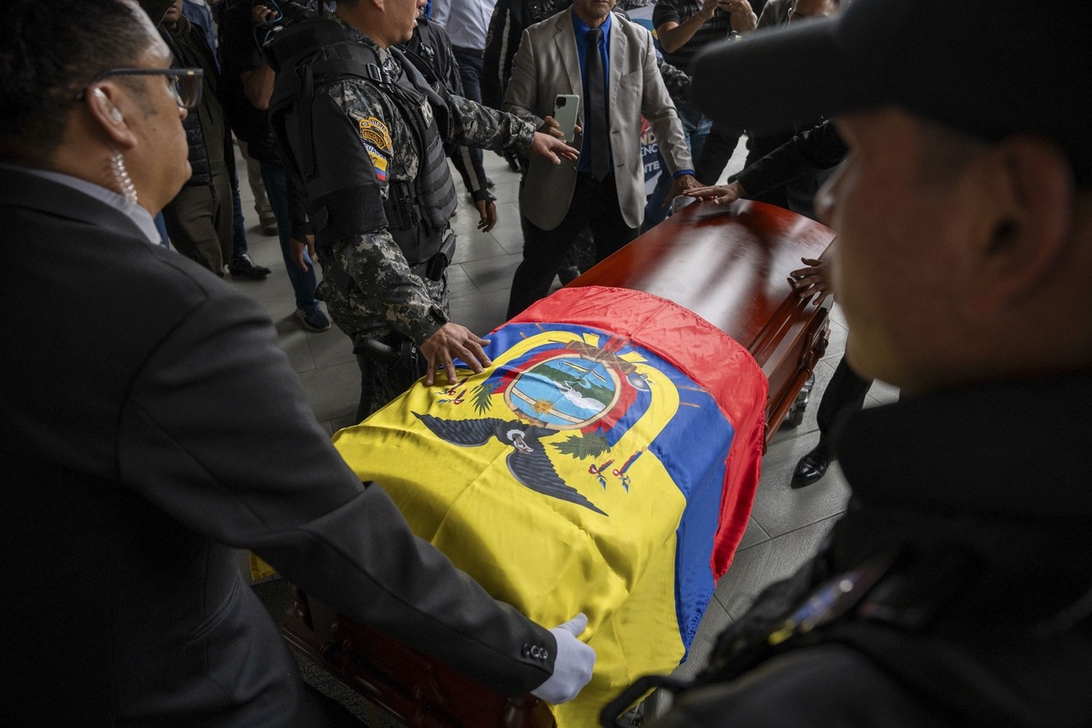 Los restos del candidato presidencial Fernando Villavicencio a su llegada al cementerio Camposanto Monteolivo para su entierro | Ecuador | Agencia AP
