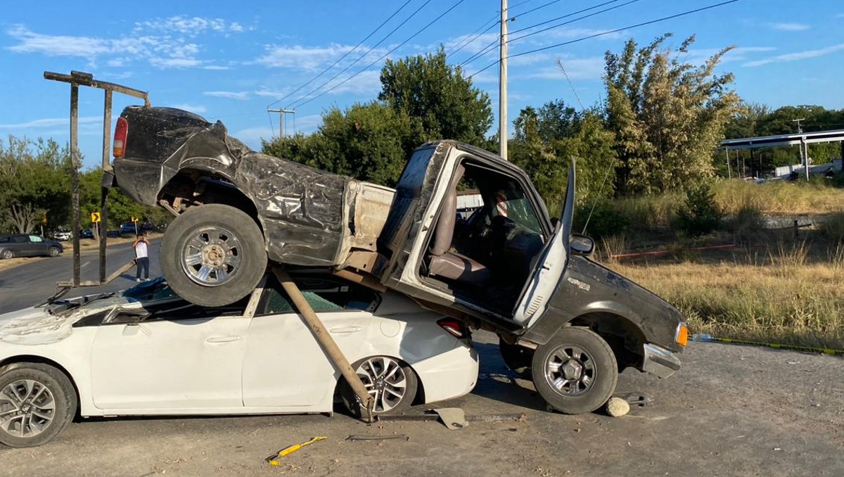 Una camioneta terminó encima de un vehículo particular. Foto: Especial