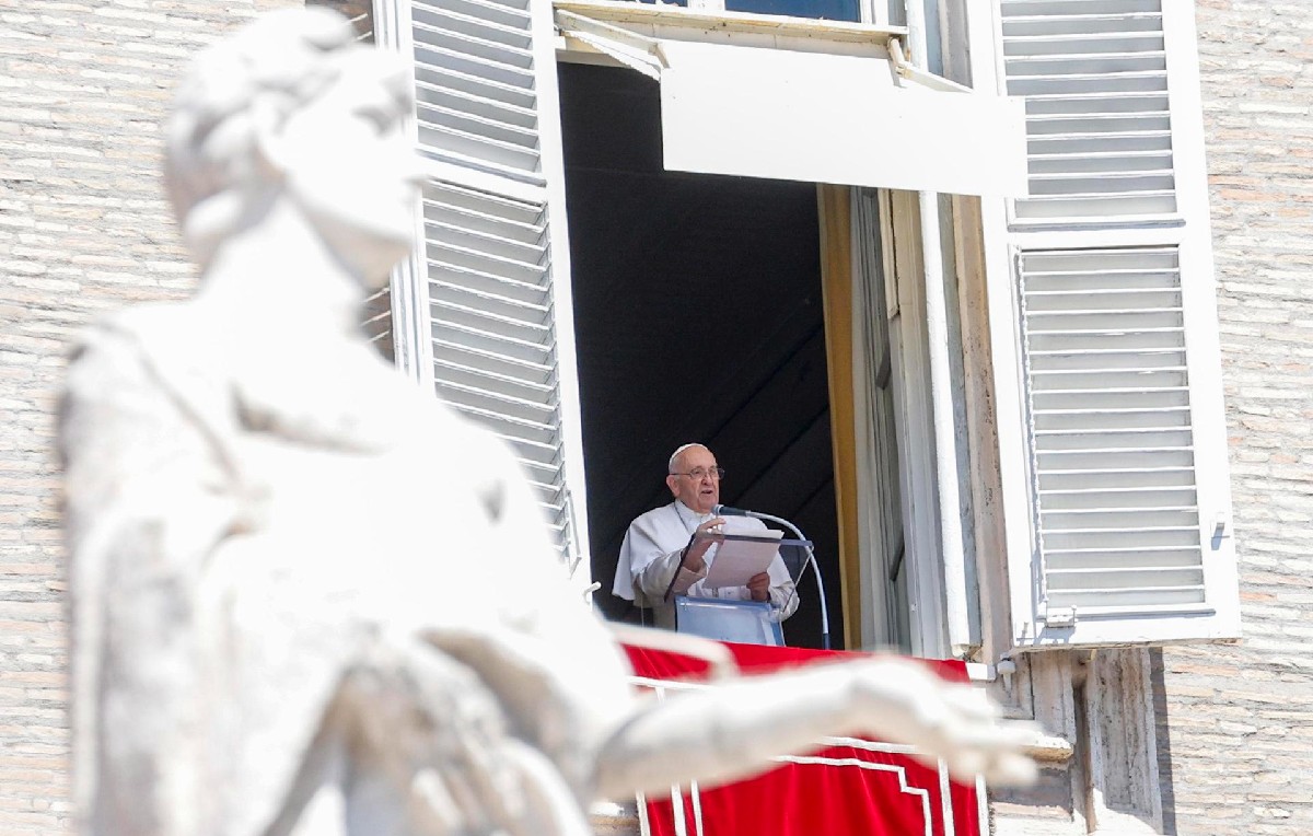 Papa Francisco en rezo del Ángelus en la Plaza de San Pedro (EFE)