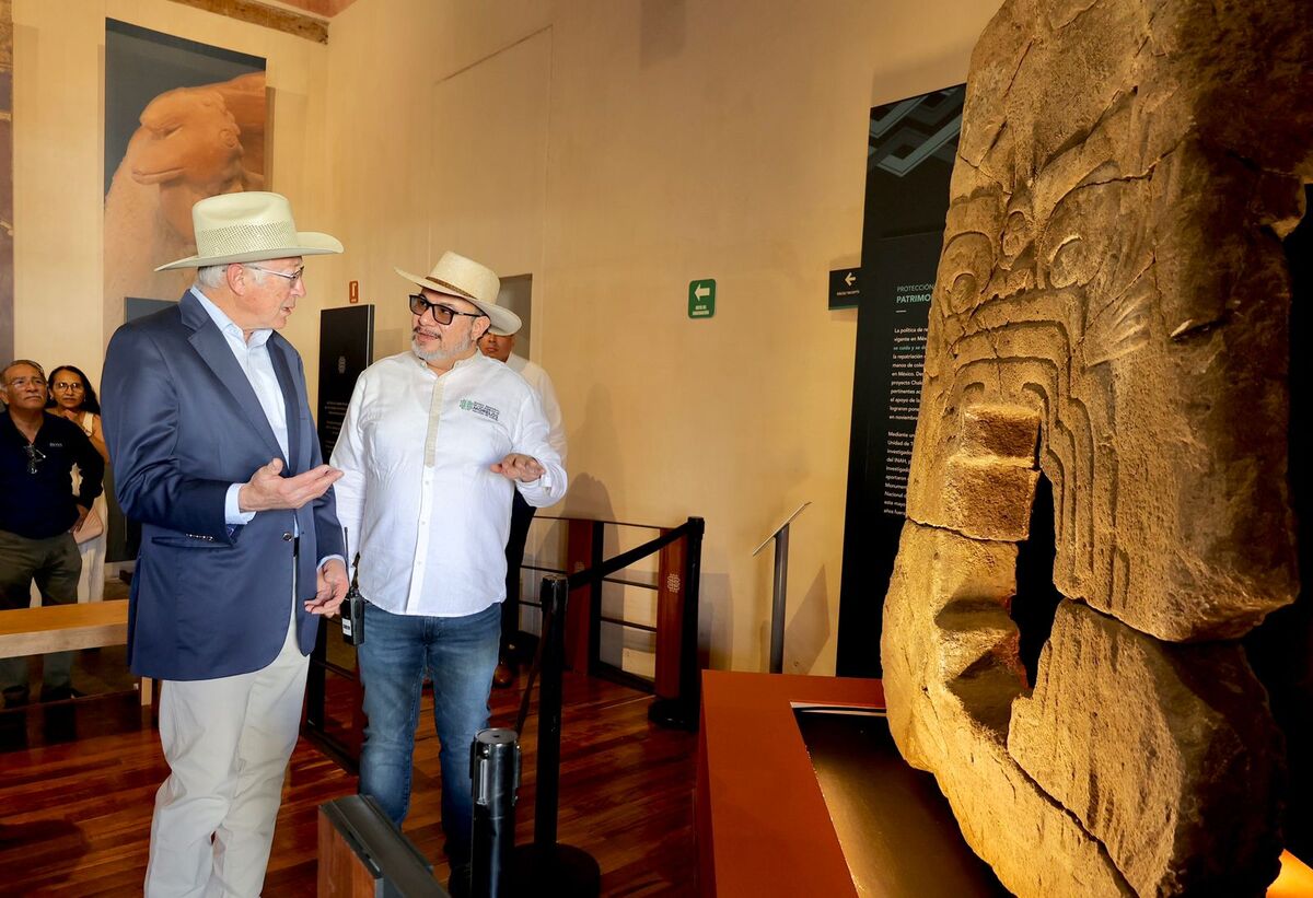 Reunión entre el embajador Ken Salazar y Monseñor Ramón Castro Castro, obispo de Cuernavaca
