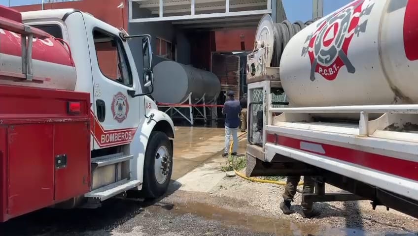 Bodega de empresa recicladora arde en llamas en San Isidro Mazatepec (Juan Carlos Munguía)