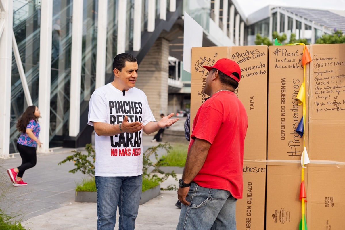 Con cajas de cartón, simularon la oferta de vivienda y los requisitos que piden para rentar en Guadalajara. (ESPECIAL)