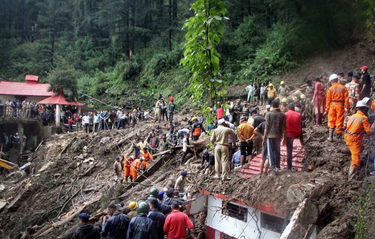 Derrumbe de templo hindú por deslaves e inudaciones en la India (AFP)