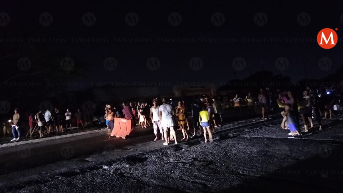 Familias bloquean la carretera Tampico-Mante. (Cortesía)