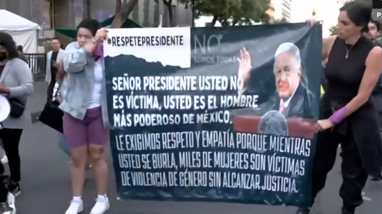 Grupos feministas marchan a Palacio Nacional para explicarle a AMLO que es la violencia de género