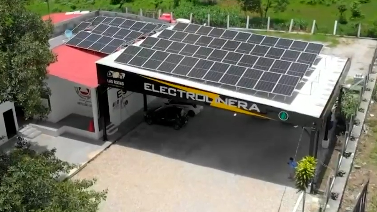 Inauguran electrolinera sin costo en Chiapas, es alimentada por paneles solares