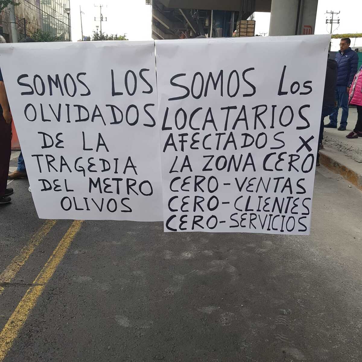 Locatarios de la L12 piden ser visibilizados tras bajas ventas ( Foto: Henrnán Cortés).