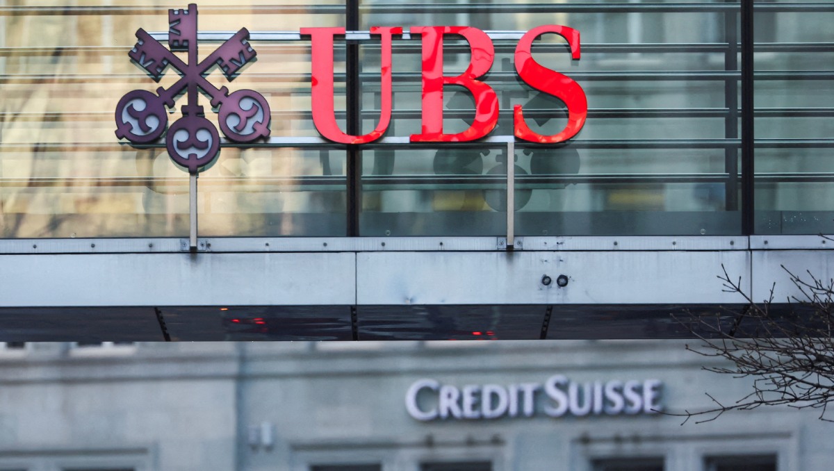Logo  de los bancos suizos UBS y Credit Suisse en Zúrich, Suiza. Marzo de 2023. Foto: (Reuters)