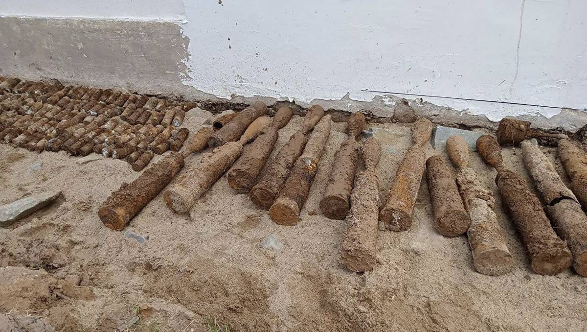 Más de 2 mil explosivos estaban enterrados en la escuela. (AP)