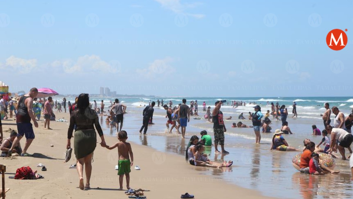 Neoleoneses visitan playa Miramar. (Yazmín Sánchez)