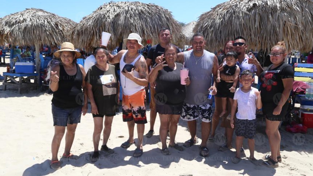 Neoleoneses visitan playa Miramar. (Yazmín Sánchez)