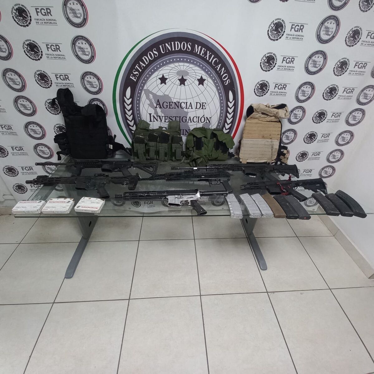Agentes de la AIC, en colaboración con personal de la Sedena, descubrieron lote de armas de fuego y granadas en Mexicali. | Especial