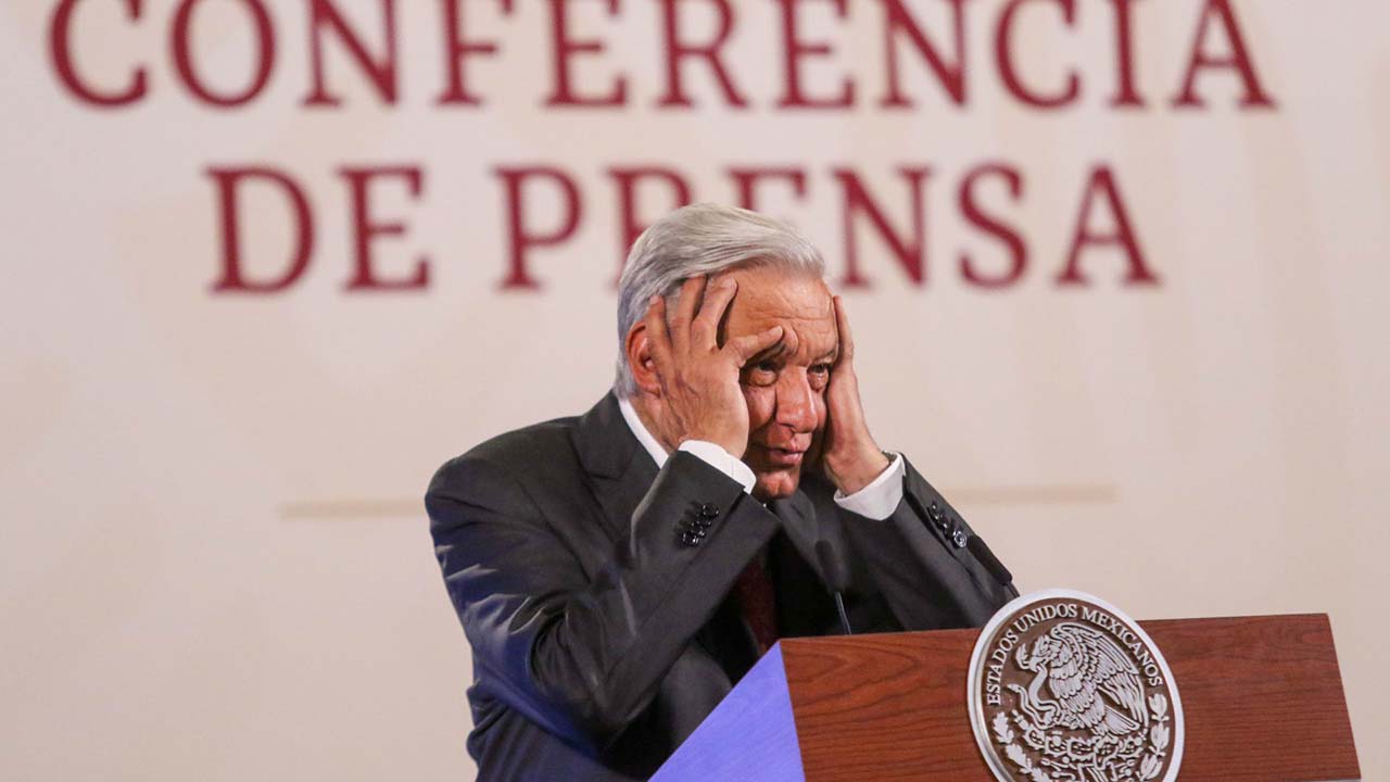 AMLO critica quienes compran ropa de lujo; ¡Imagínense comprar y hacerle publicidad!