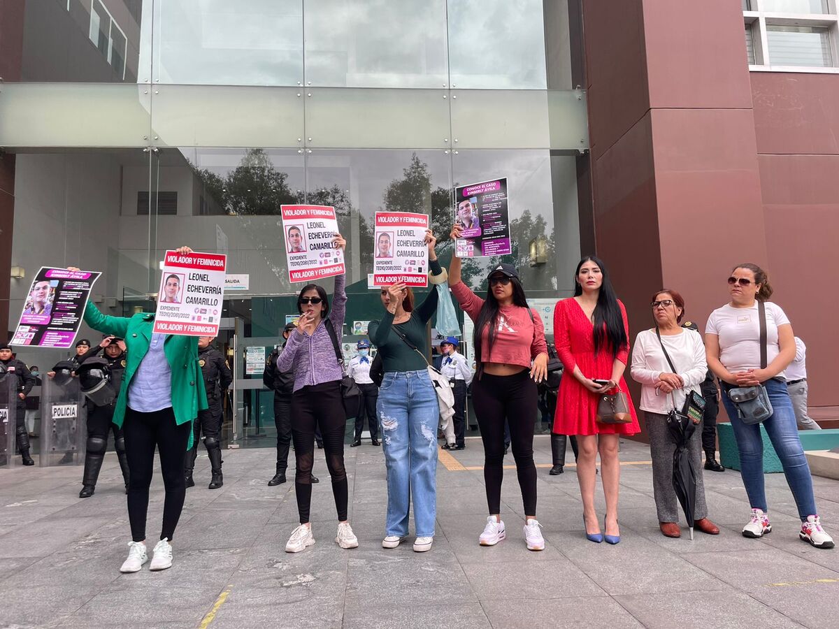 El colectivo feminista protesto con fotos del Leonel "N", piden justicia para su víctima. (Foto: Azucena Rangel).