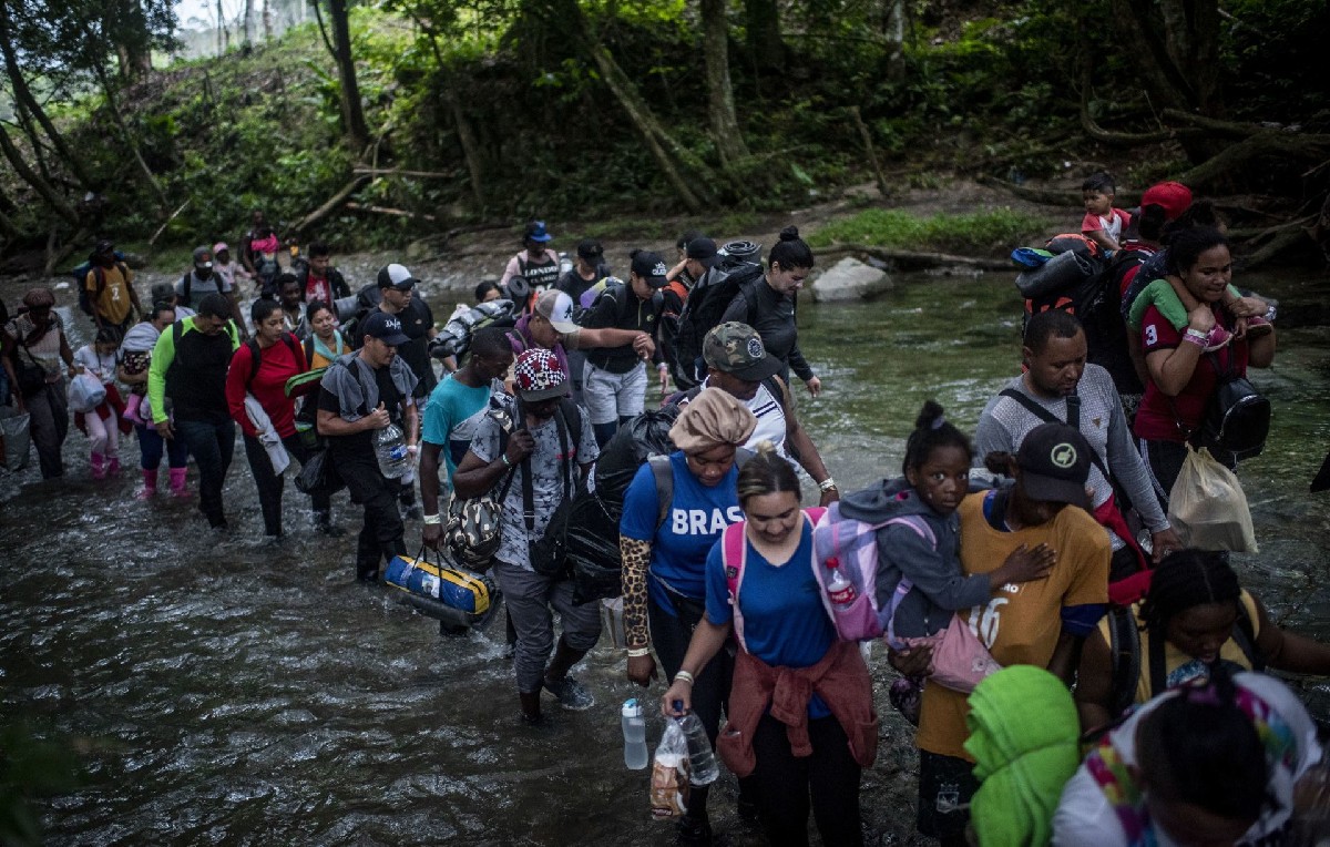 Migrantes caminando por la selva del Darien (Archivo)