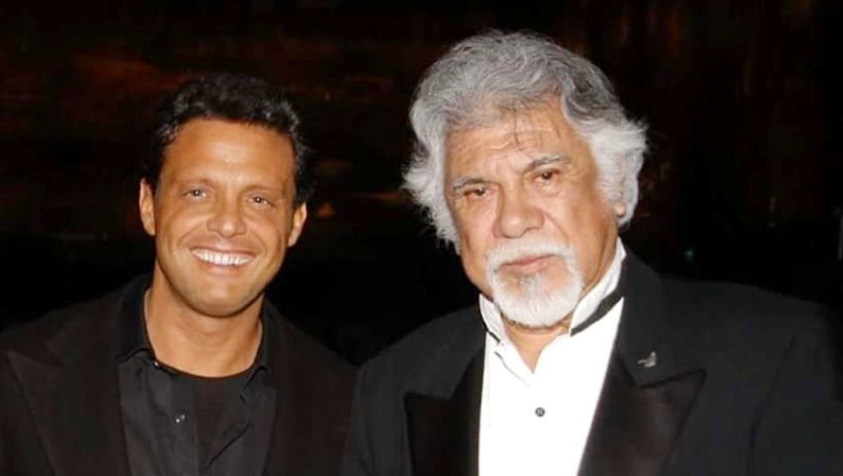 Raúl Lavié junto a 'El sol' / Facebook