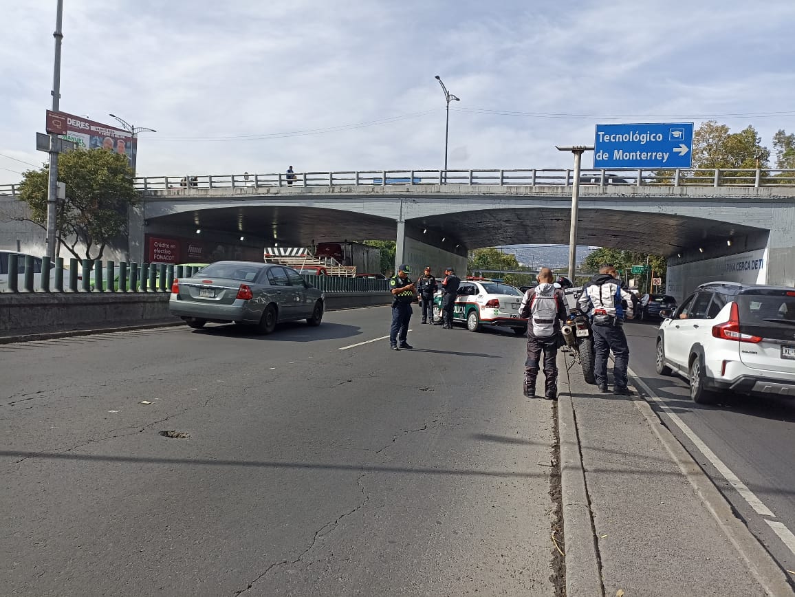 Testigos aseguraron ver a la mujer subir a las barandillas del puente (Foto: Enrique Luna).