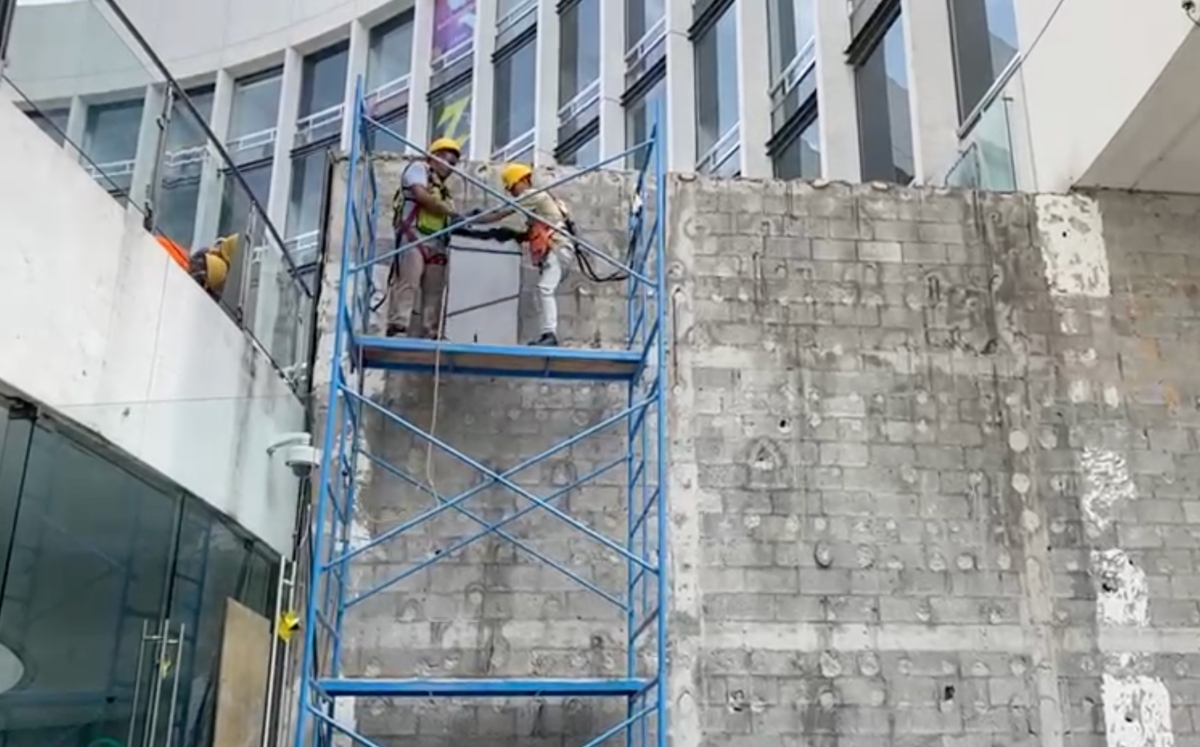 Trabajadores realizan restauraciones en la fachada del Senado. | Especial