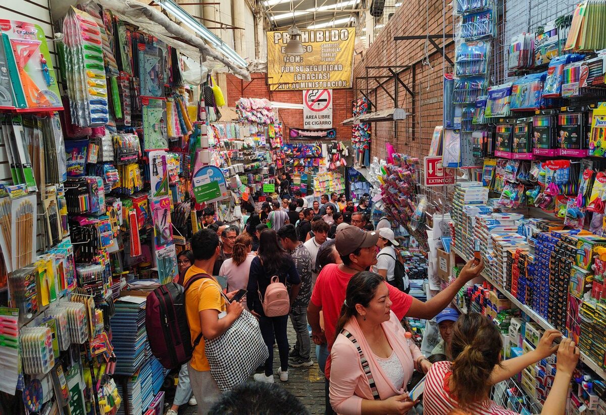 Comerciantes denuncian inversión entre 5 mil y 6 mil pesos para obtener terminal  bancaria que acepte "Mi beca para empezar". (Foto: cuartoscuro).