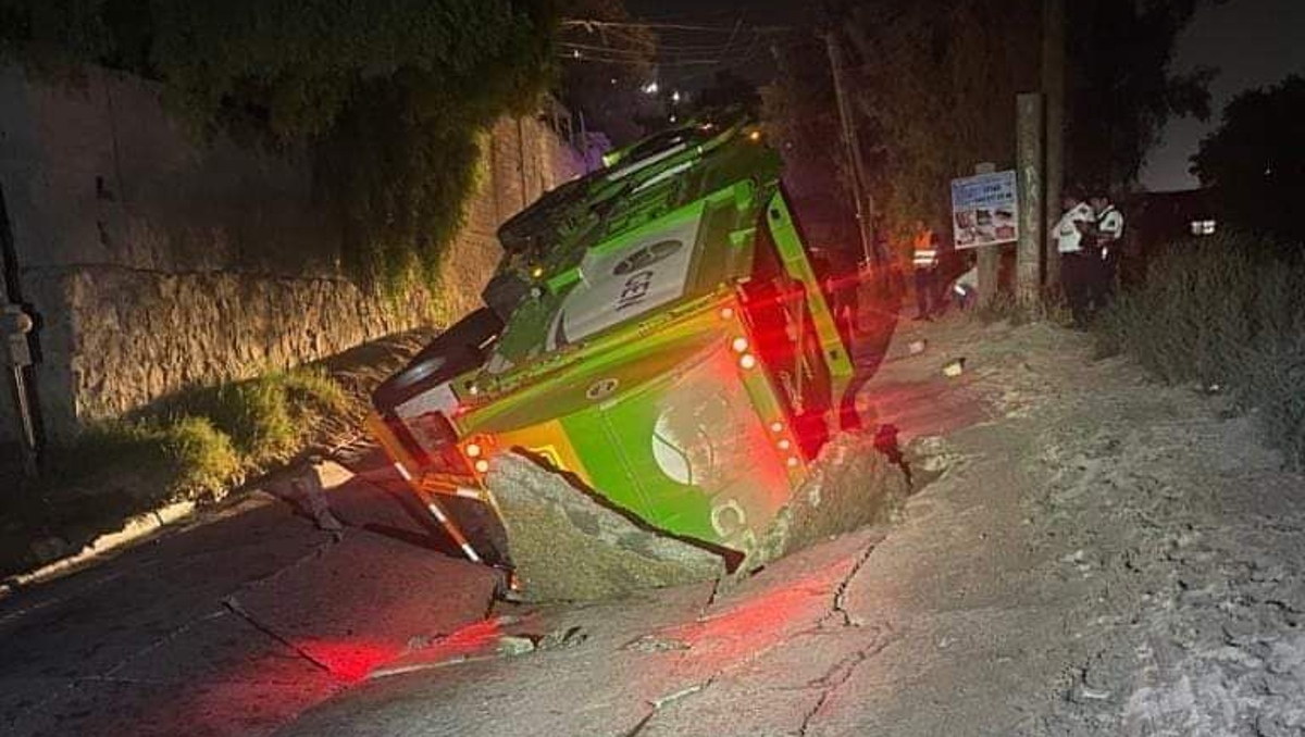 EL conductor del vehículo logró salir ileso tras la caída del camión en Tijuana. | Especial