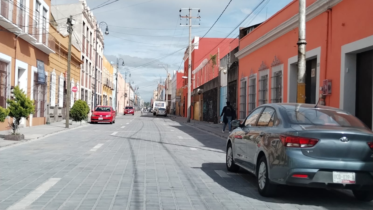 Inician marcado de cajones para parquímetros en la 16 Oriente, Puebla | Angélica Tenahua
