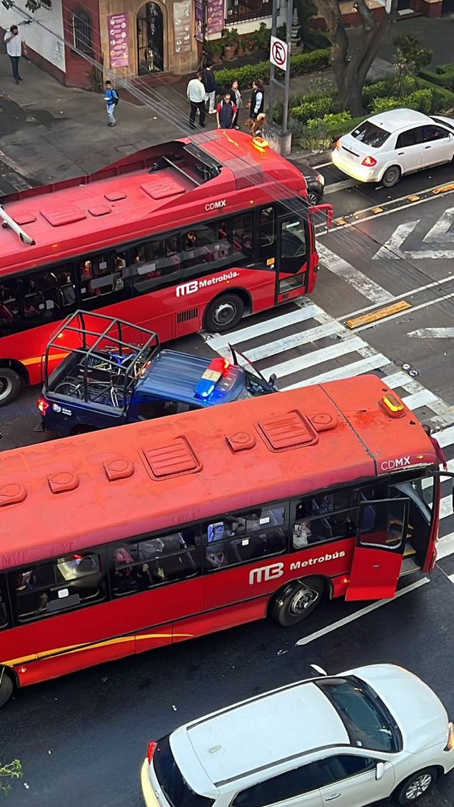 Metrobús y patrulla chocan en Ciudad de México