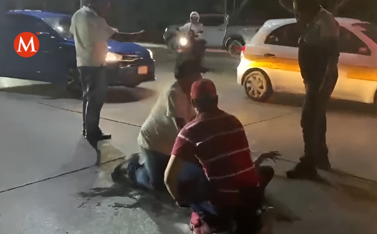 Mujer se aventó a varios coches en movimiento