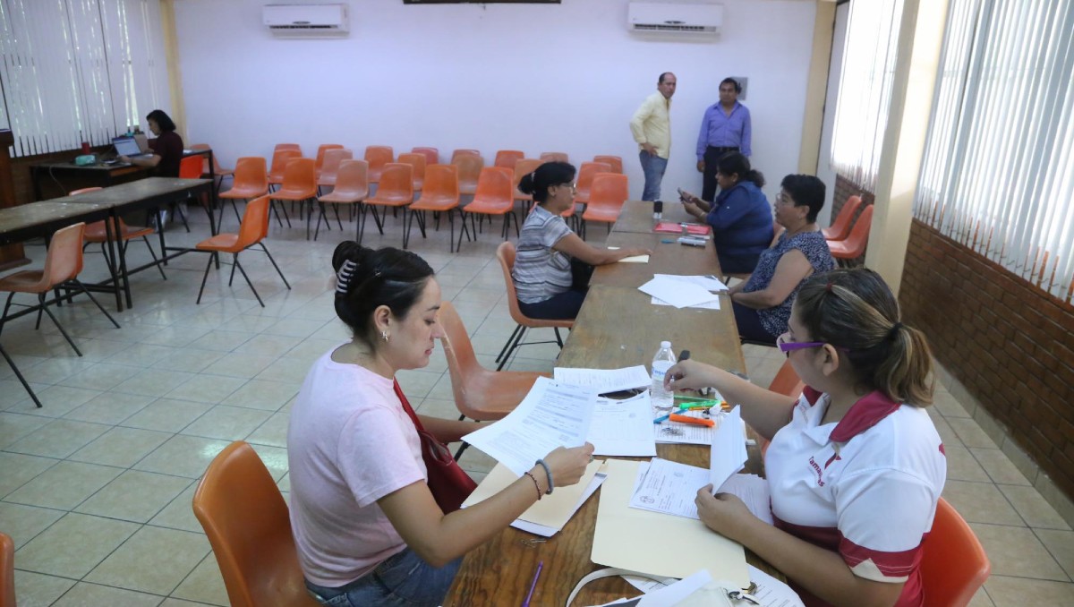 Recepción de documentos en Crede Tampico. (Yazmín Sánchez)