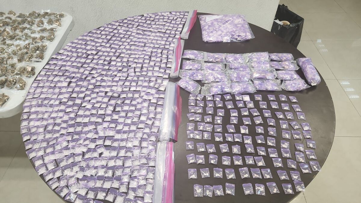 Se les decomisaron mas de mil 300 dosis de posible cristal. | Especial