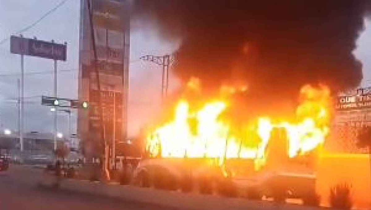 El camión fue incendiado frente a  una plaza comercial. (Especial)