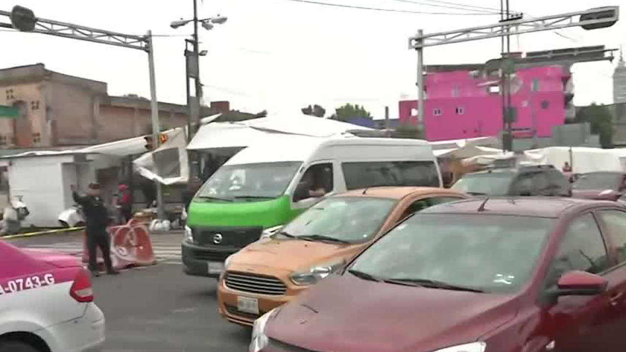 Habitantes de Tepito bloquean circulación en Eje 1 Norte en la CdMx; colapsa tránsito vehicular