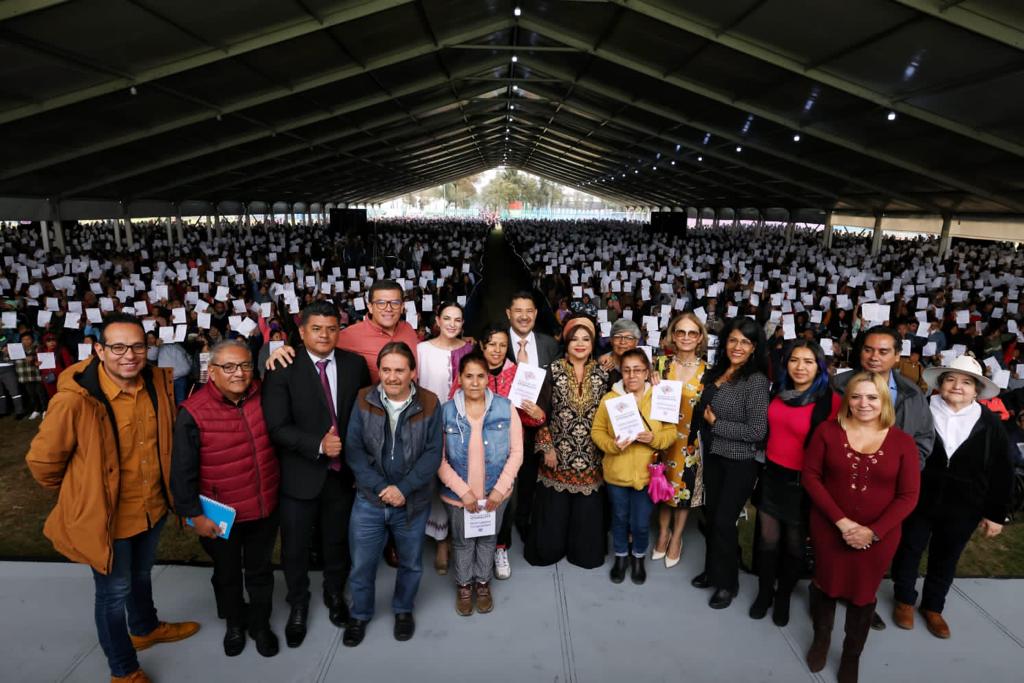 Martí Batres entregó vales del Programa "Ingreso Social de Emergencia Mercomuna"