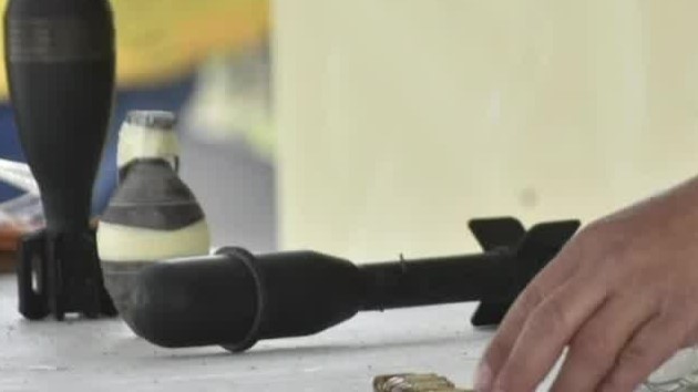Mujer entrega granada y bombas de mortero a la Sedena en Chilpancingo, Guerrero